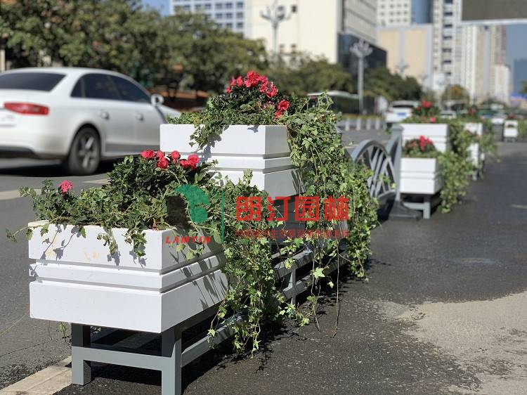 朗汀城市生態空間裝飾案例-品字型花箱圖片